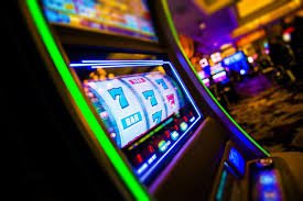 Meja baccarat dealer langsung di neon4d dengan kartu dan chip taruhan terlihat jelas